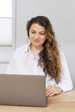 Dr. Reinhardt am Laptop